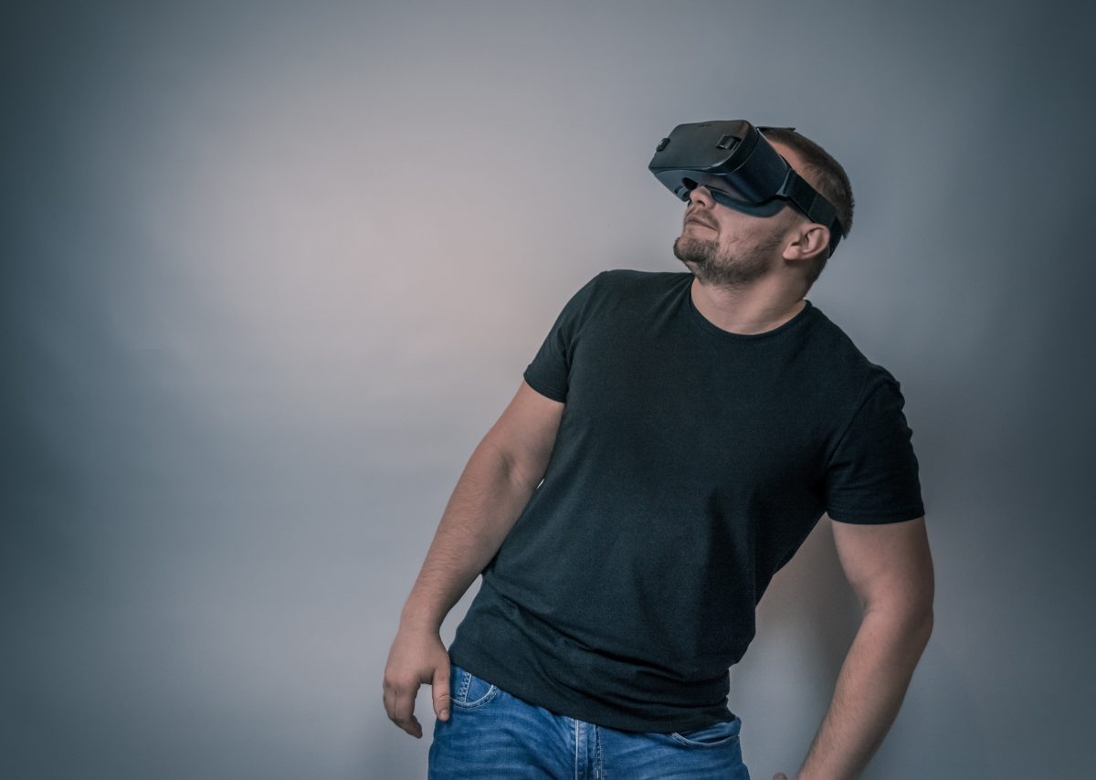 uomo indossa un visore per la realtà aumentata